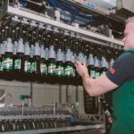 Mitarbeiter im Einbecker Brauhaus bei der Kontrolle