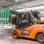 Mitarbeiter im Einbecker Brauhaus bei der Verladung