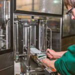 Mitarbeiter Einbecker Brauhaus bei der Etikettierung