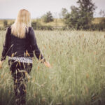 Porträt einer jungen blonden Frau in einem Getreidefeld