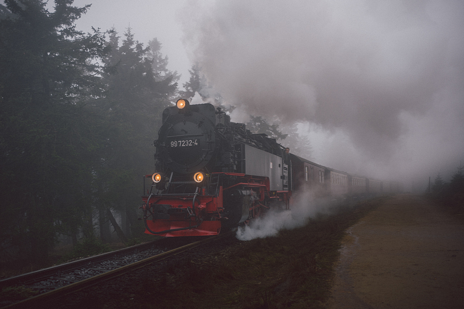 Die Brockenbahn während einer Wanderung zum Brocken über den Goetheweg im Harz